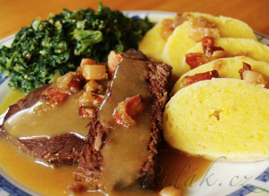 1. obrázek Hovězí na česneku s bramborovým knedlíkem a špenátem