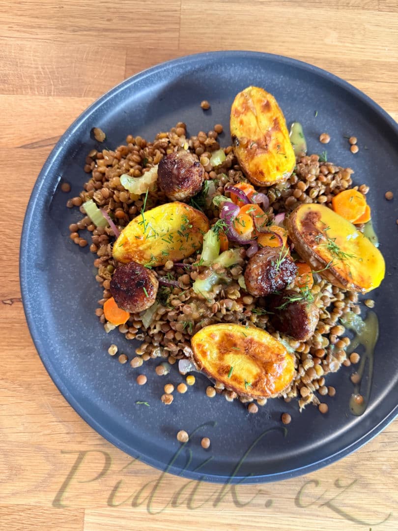 1. obrázek Teplý čočkový salát s pečeným bramborem a masovými kuličkami