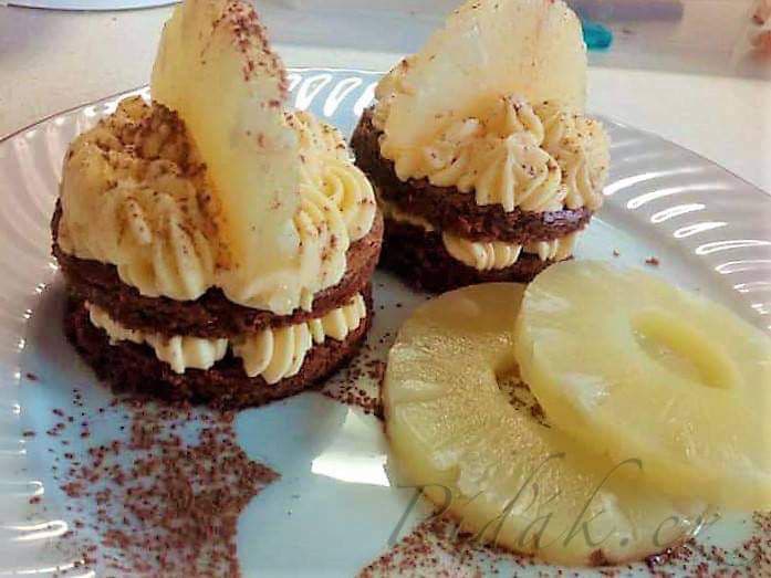 1. obrázek Brownies dortíčky s máslovým krémem a ananasem 