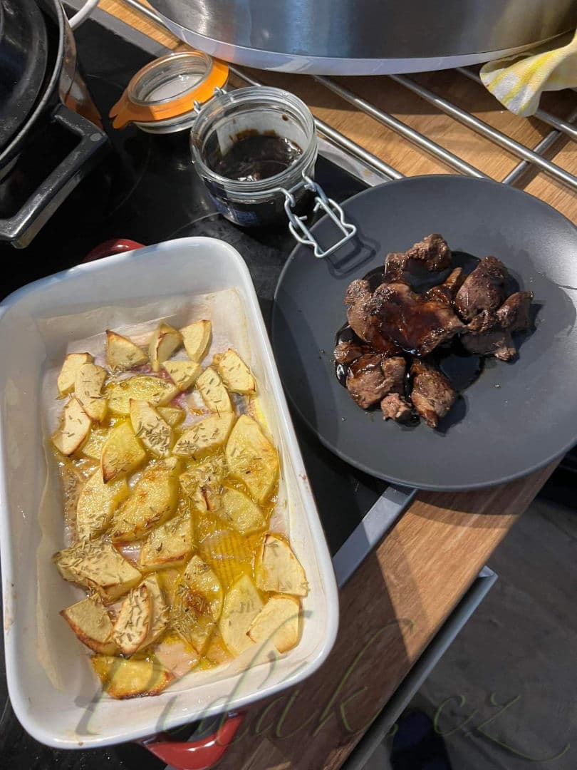 1. obrázek Jatýrka s balsamikovo - medovou omáčkou s rozmarýnovými jablky na medu