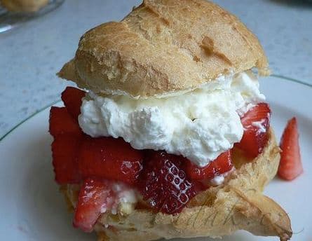 1. obrázek Odpalované větrníky s krémem a jahodami