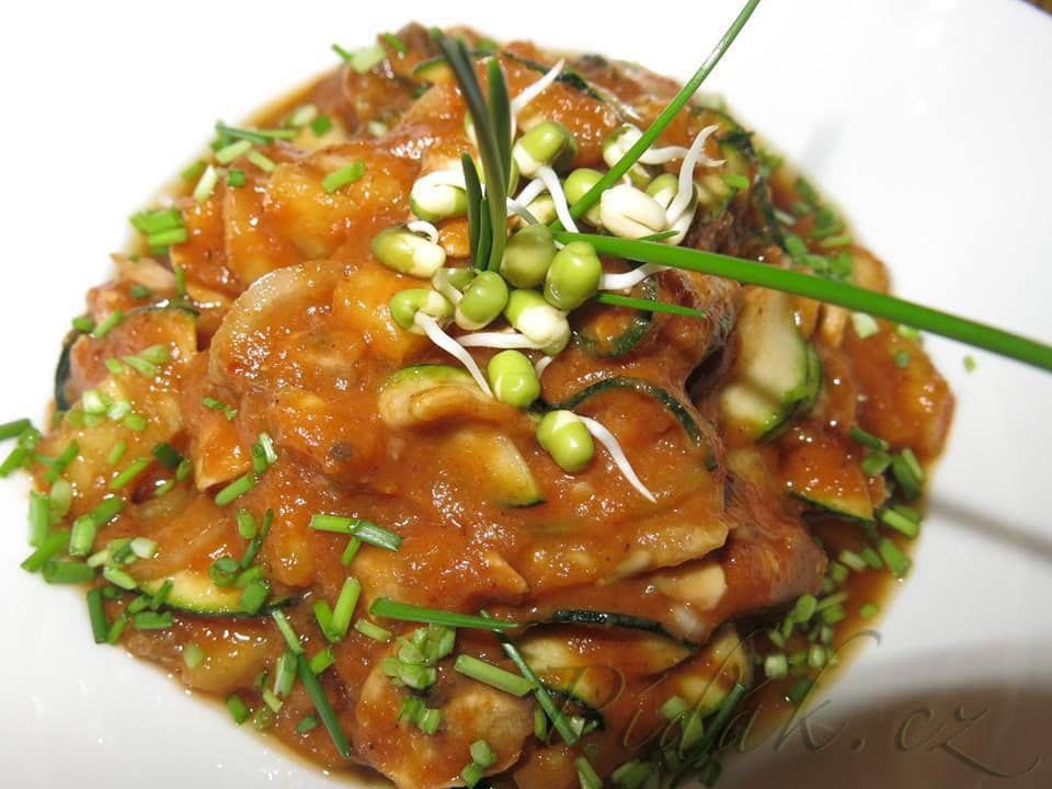 1. obrázek Cuketa se žampiony s pikantně - sladkou ananasovou omáčkou