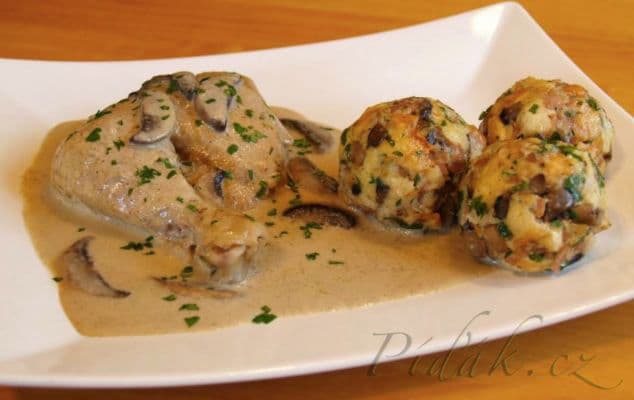 1. obrázek Kuře na žampionech se šunkovými knedlíky