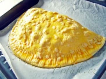 3. obrázek Sladký kysnutý tvarohový polmesiac