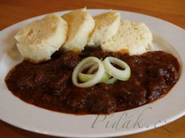 Obrázek Hovězí guláš s houskovým knedlíkem