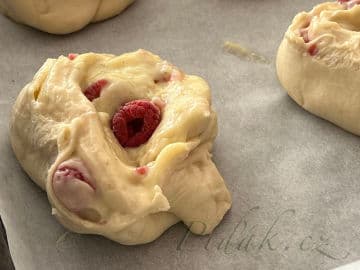 8. obrázek Kynutí  šneci s pudinkem, malinami a  cukrovou polevou