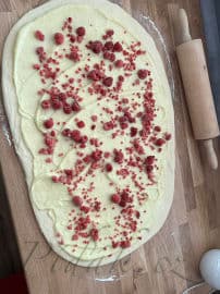 5. obrázek Kynutí  šneci s pudinkem, malinami a  cukrovou polevou